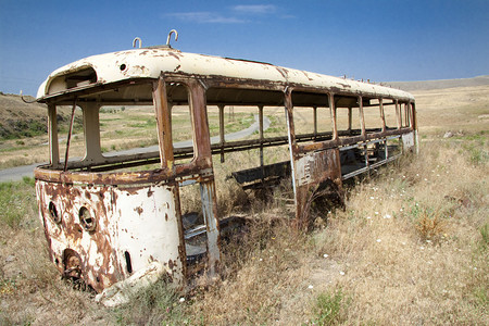 在草原上的老公共汽车背景小路图片