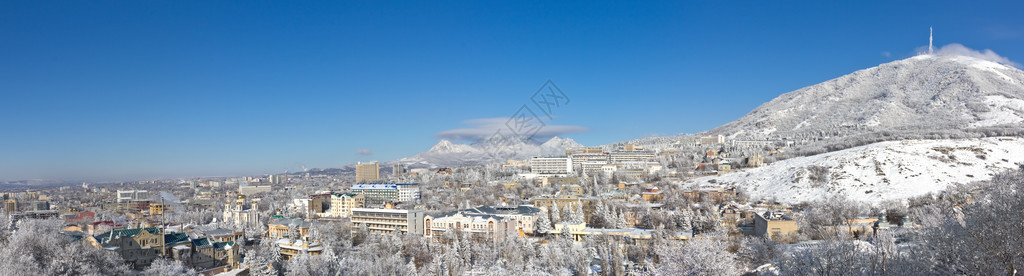 城市背景中冬季山峰的全景图片