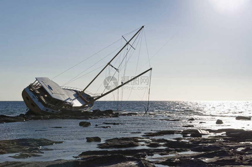 一艘帆船在地中海撒丁岛悬崖的图片