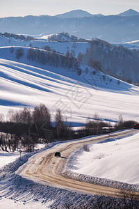 Altai西伯利亚Russi的冬季道路和图片