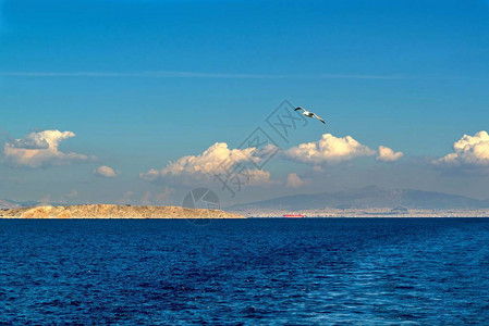 海景观与地平线上的海岸线和蓝天白图片