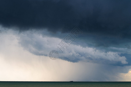 小船在雷暴雨下的海中图片