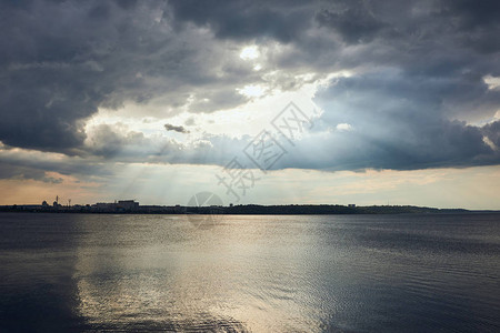 河流海岸线天气和云与阳图片