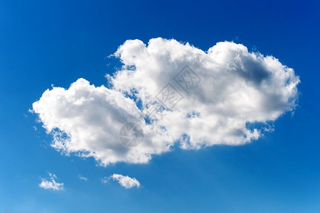 深蓝色的天空与孤立的白云背景图片