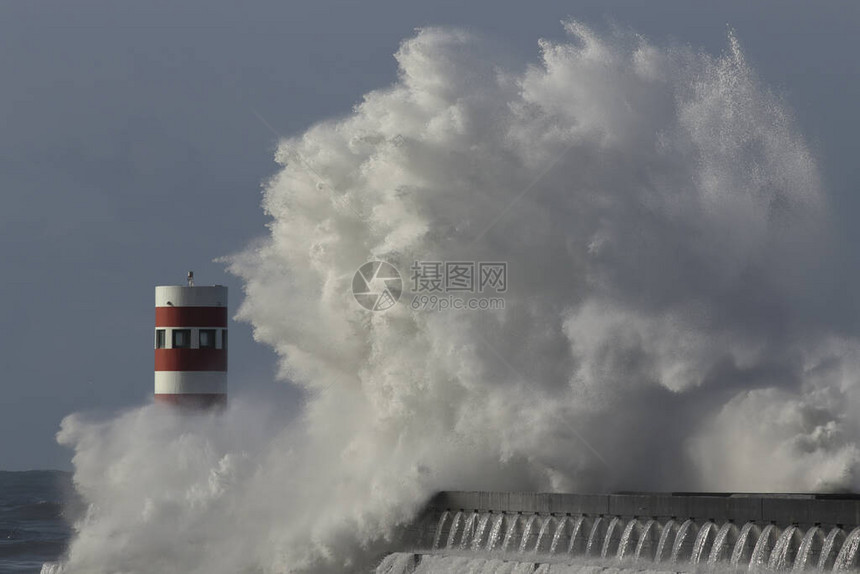 巨大的波浪喷射和喷雾北陆图片