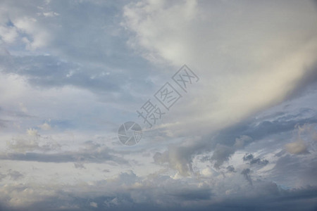 蓝天背景下的白云和灰云观图片