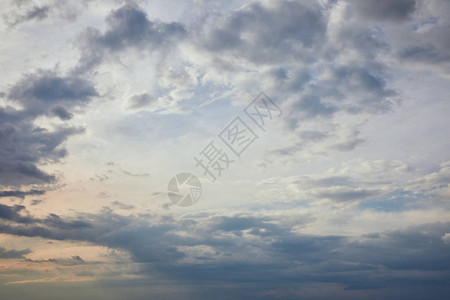 灰色天空背景和太阳光图片