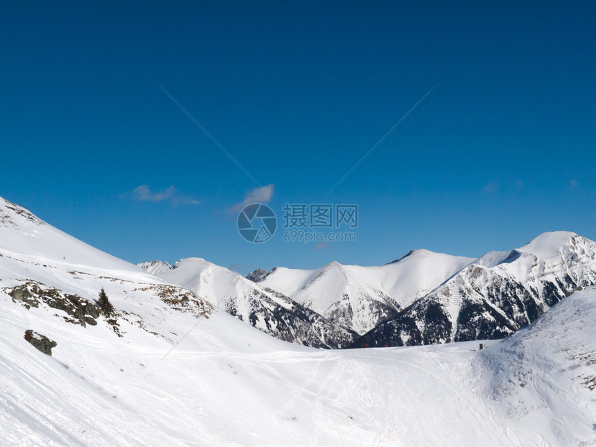 阿尔卑斯山的滑雪场图片