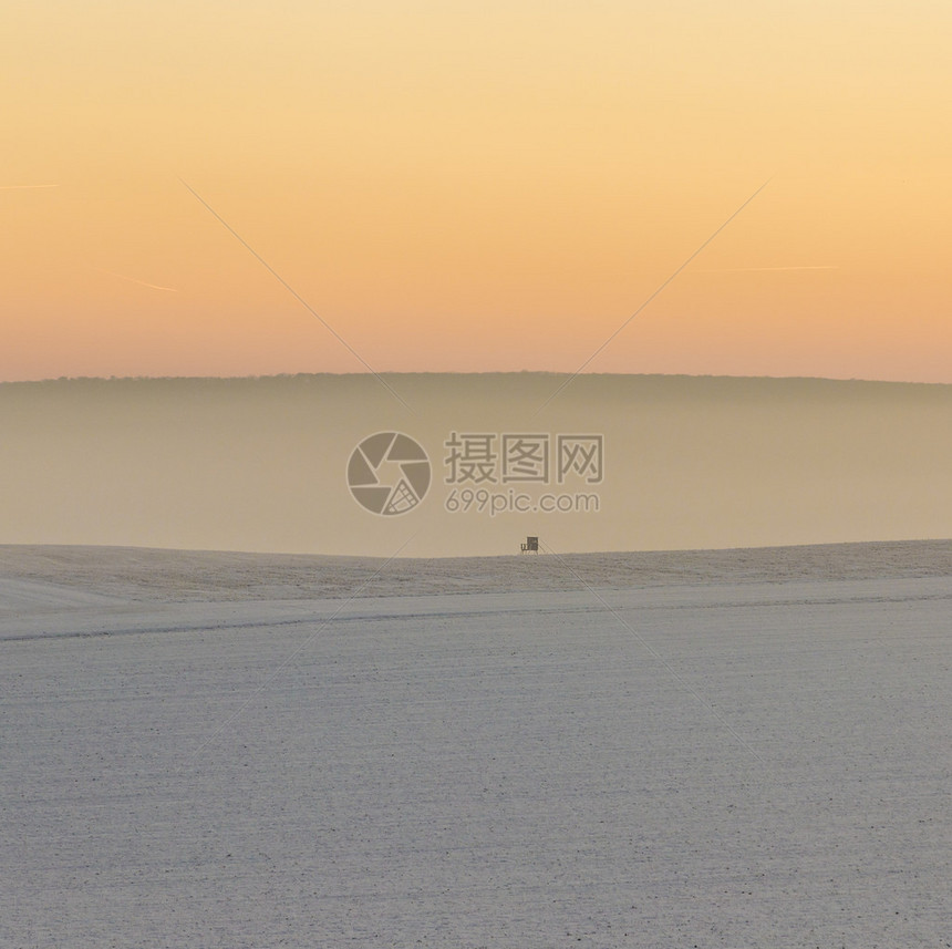 冬季景观高座和柔色彩的日落图片