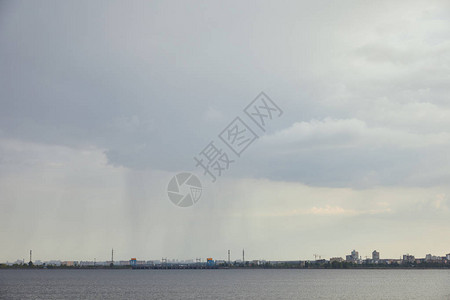 阴雨天气与灰色的天空图片