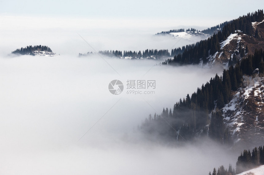 冬天山上的雾海图片