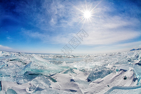 冬天在结冰的贝加尔湖上的冰小丘图片