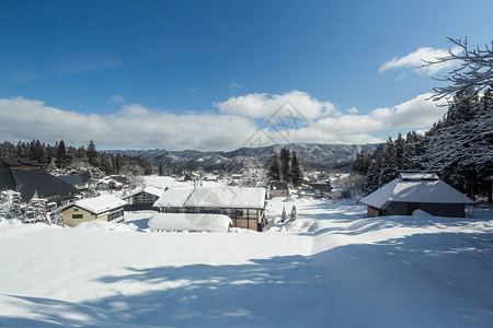 冰雪城市环绕着冬天的大自然图片