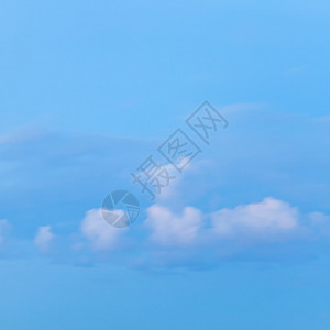 夏日傍晚蓝色黄昏天空中蓬松的白云图片