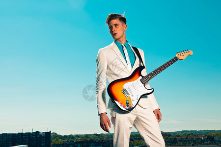 50多岁的男电吉他手穿白色西装在图片