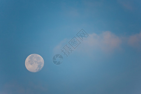 天空中的满月与云彩图片