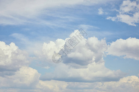 蓝色天空上白云笼罩图片