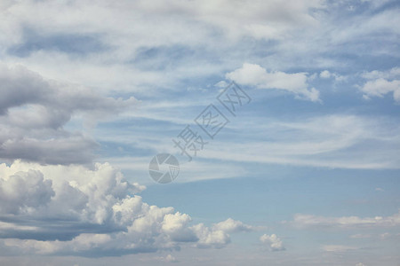 蓝色天空上和平的白云图片