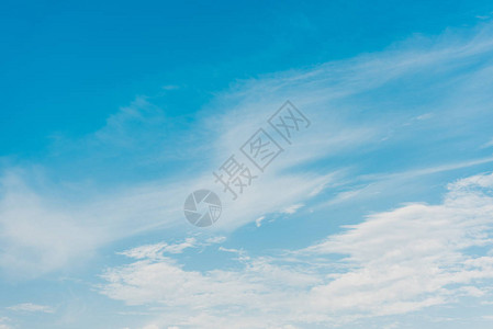 蓝色天空上白云图片