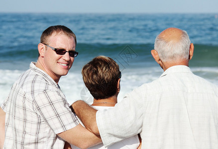 儿子带着父母来海边旅游背景图片