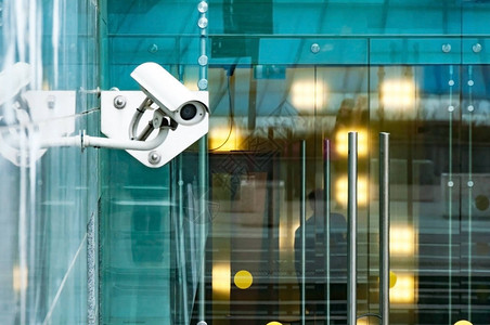 现代办公大楼入口处的安保监视系统图片