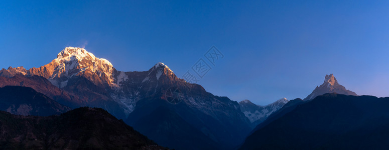 尼泊尔清蓝天空喜马拉雅山脉全景自然景图片