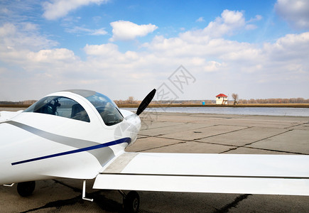 一架现代轻型飞机在天图片