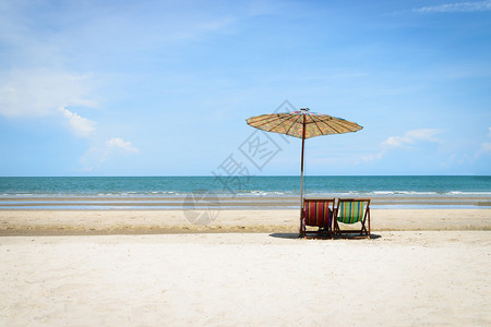 沙滩上的遮阳伞和沙滩椅图片