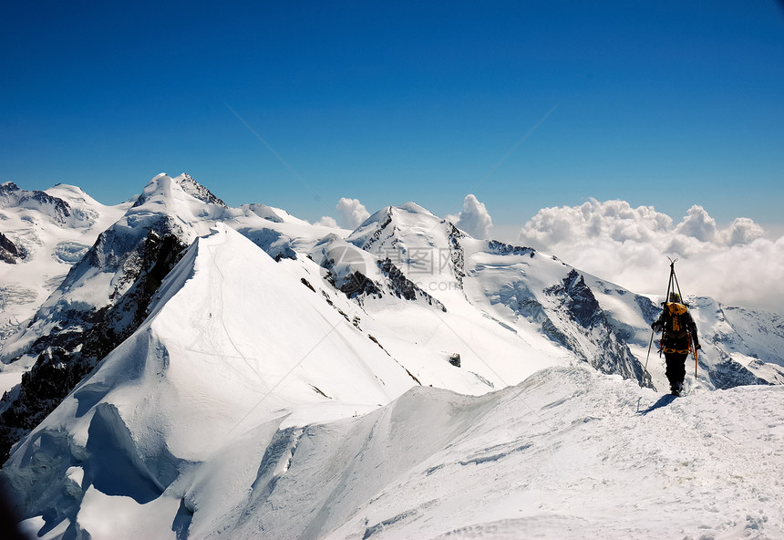 山徒在雪脊上行走西阿尔图片