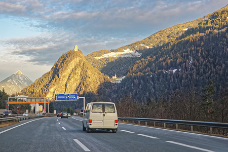 冬天在瑞士的汽车和城堡的道路景观瑞士是欧洲的一个瑞士有一个高山脉图片