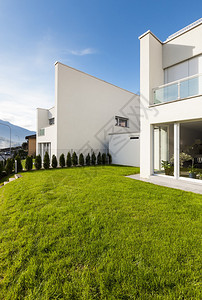 现代房子白色从花园看图片
