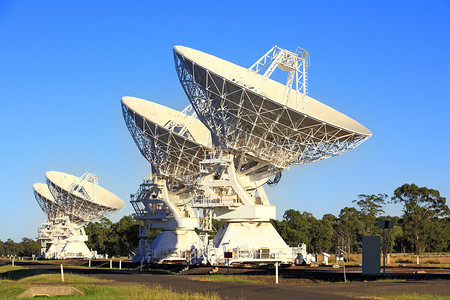 用于科学研究的四台压缩阵列无线电台望远镜澳大利亚图片