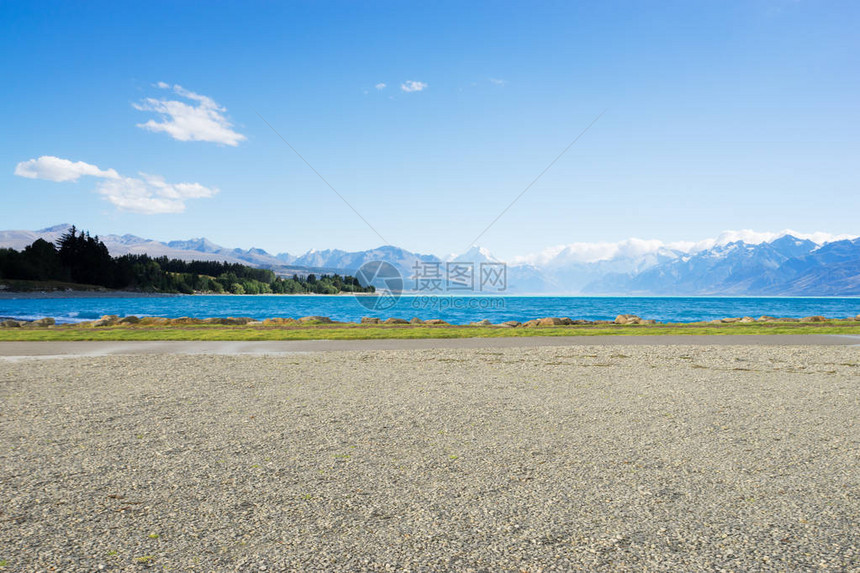 从空旷的地面看蓝色大海的风景图片