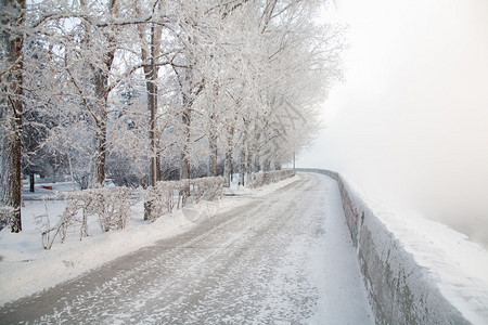 白雪皑的荒凉小巷图片