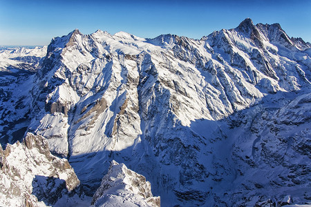 瑞士冬季直升机查看的丛林山墙WesternClibel图片