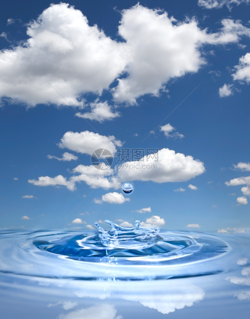 水滴溅在干净的水中映衬着蓝天图片