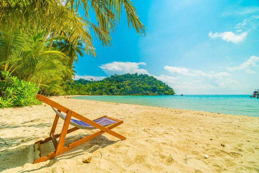 美丽的热带海滩和海边的椅子图片