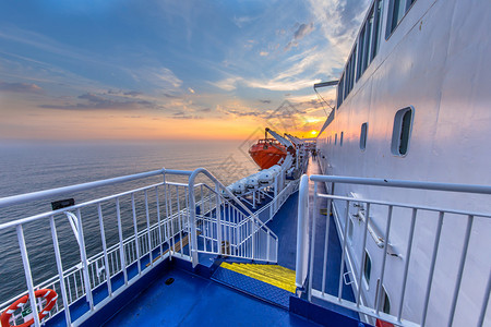 在美丽的日落下横跨北海的巡航班轮船顶上修图片