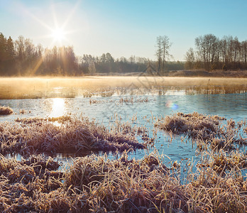冬天风景在霜冻湖上蒸汽图片