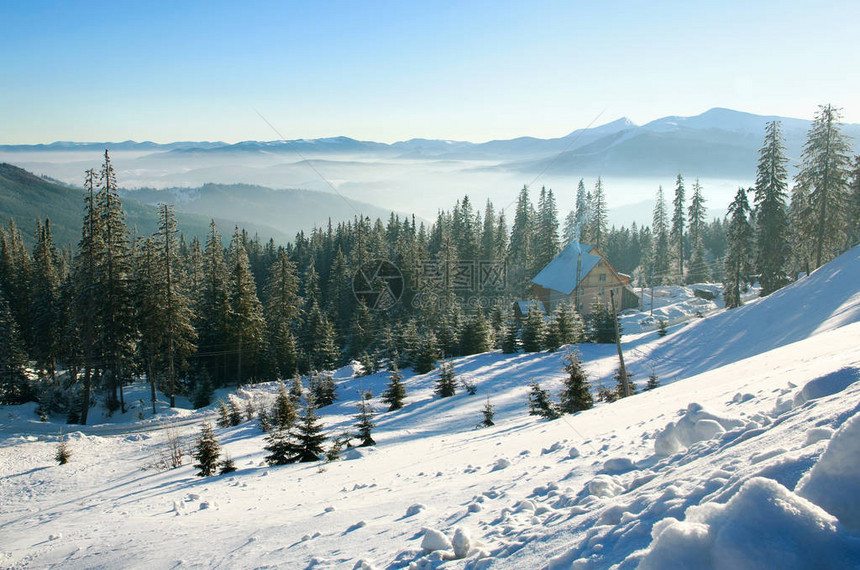 山上清晨的冬季风景天上的雪图片