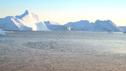 格陵兰岛北冰洋的冰山图片