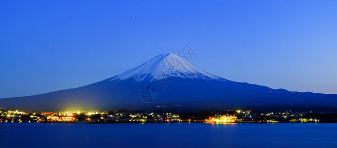 日本山梨县河口湖夜间白雪覆盖的富士山全景地标和图片