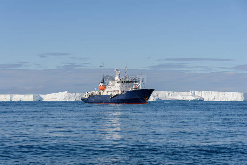 南极海探险船图片