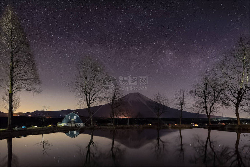 Fumotopara露营地早晨的富士山图片