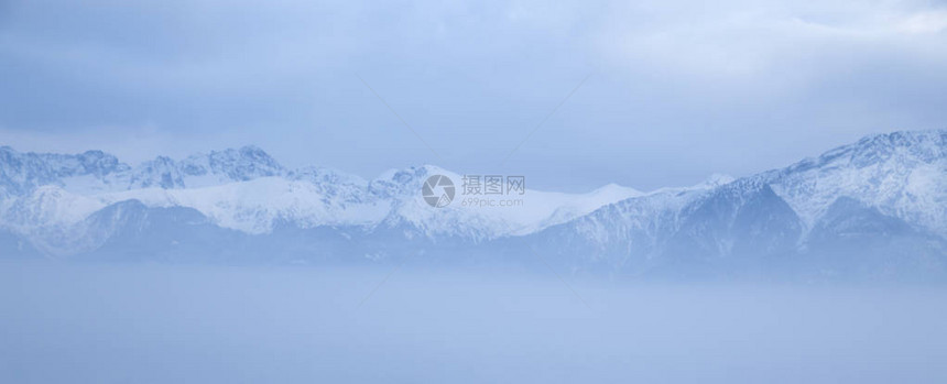 山中美丽的雪景圣诞节的冬日美景图片