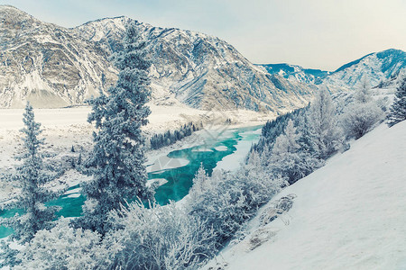 山的冬天雪河雪冬山河谷景观冬天雪山谷的冬天雪河图片