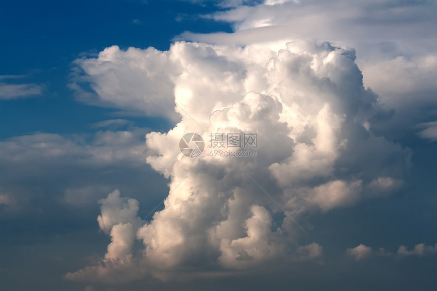 蓝天穹顶上的云彩图片