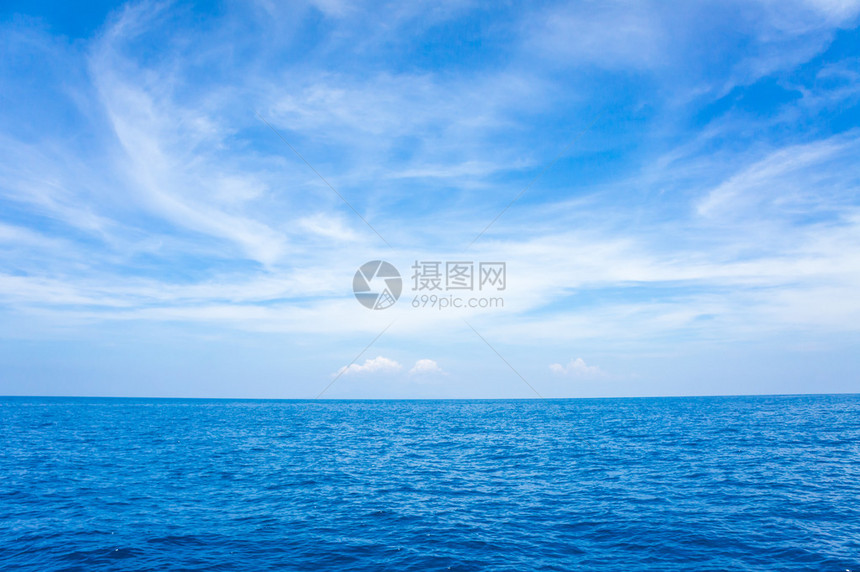 蓝色的大海和天空与白云图片