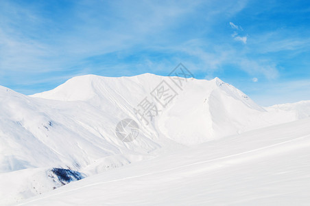 在明亮的冬日雪山图片