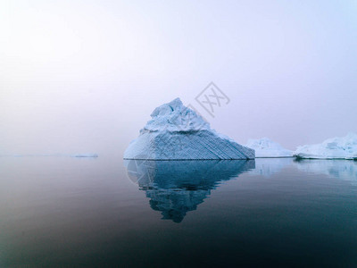 格陵兰大雾的一天在北极图片